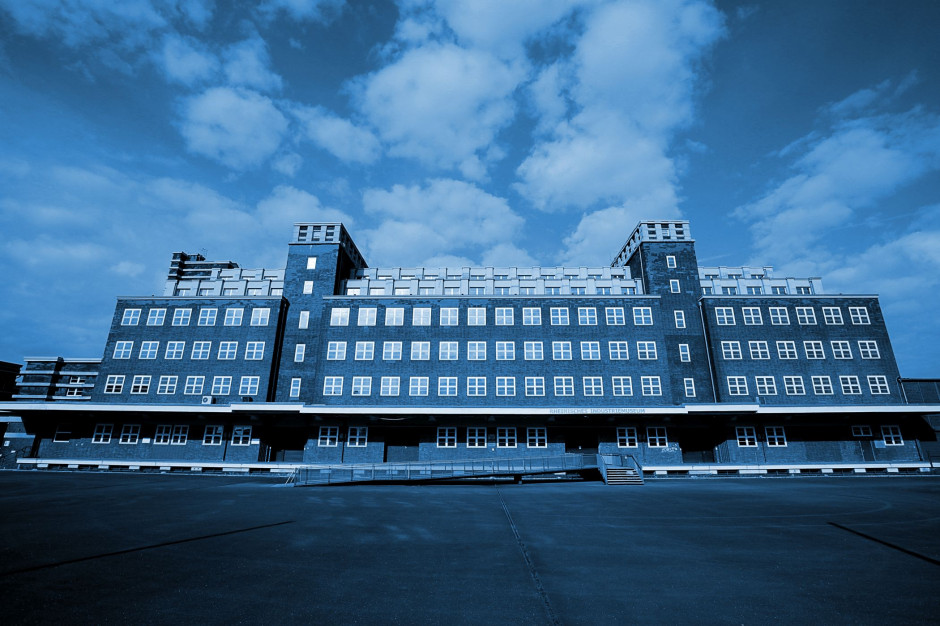 Das von Peter Behrens konzipierte Gebäude in Oberhausen ist heute das zentrale Sammlungsdepot des LVR-Industriemuseums und somit ein lebendiger Speicher der Vergangenheit. © LVR-Industriemuseum / Altobelli, Hans Starck